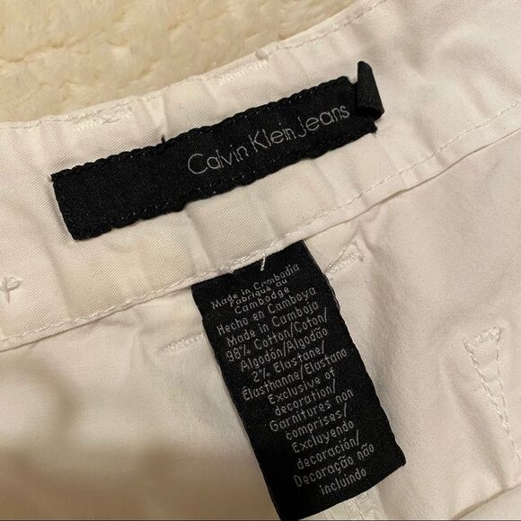 Calvin Klein White Bermuda Shorts for Effortless Style - Picture 2 of 3